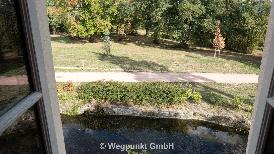 Der Blick vom Zimmer in den Burggraben